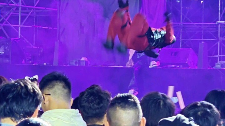 Ternyata Happy Valley punya Deadpool yang melompat sambil bilang byebyebye