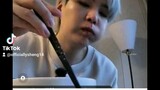 suga's habit when eating