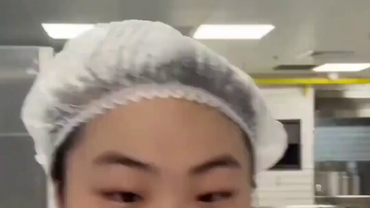 17 Hours of Non-Stop Streaming! This Vlogger Juggles Three Jobs at Once—Their Work Ethic Is Truly In