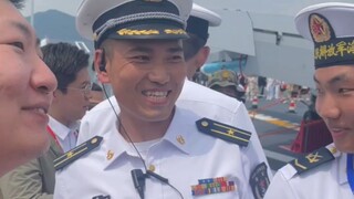 Quách Tinh Tinh và Hoắc Khởi Cương tham quan tàu Sơn Đông, thủy thủ tàu Sơn Đông: Chúng tôi đều là f