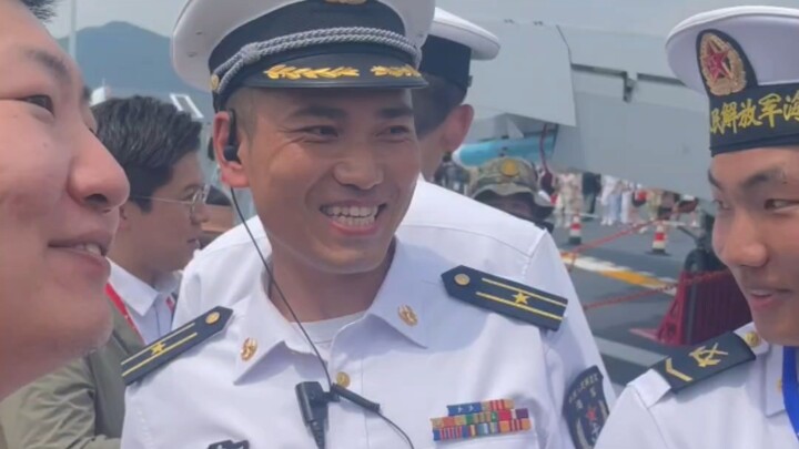 غو جينغجينغ وهوو تشى قانغ يزوران حاملة الطائرات شاندونغ؛ أفراد طاقم الحاملة: جميعنا معجبون بغو جينغج