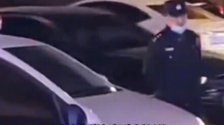 Dua pria mabuk terbaring di jalan sambil menatap bintang, dipantau dengan penuh perhatian oleh pak p