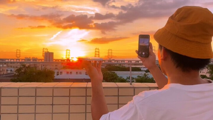 The person who watches the sunset with you is even gentler than the sunset itself.