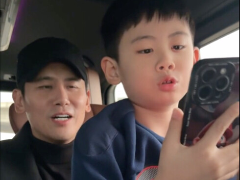 Berbicara bahasa Korea dengan ibu, berbahasa Mandarin dengan ayah, beralih antar kedua bahasa secara