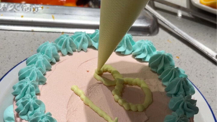 Làm sao để khéo léo gợi ý với nhân viên Haidilao rằng hôm nay là sinh nhật mình? Thế mà tôi lại tự t