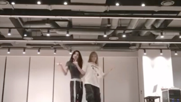 YUHA and JUUN’s duet dance practice to ‘Sweaty’ by GRAY