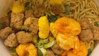 في الواقع، يقوم اليابانيون برمي المكرونة سريعة التحضير بهذه الطريقة#日本##日本生活#