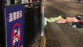 12月14日晚，上海火车站，一名男子当街疯了