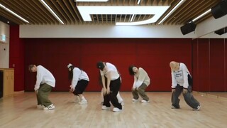 Ruang latihan girl grup bahkan langkah kakinya begitu seragam...