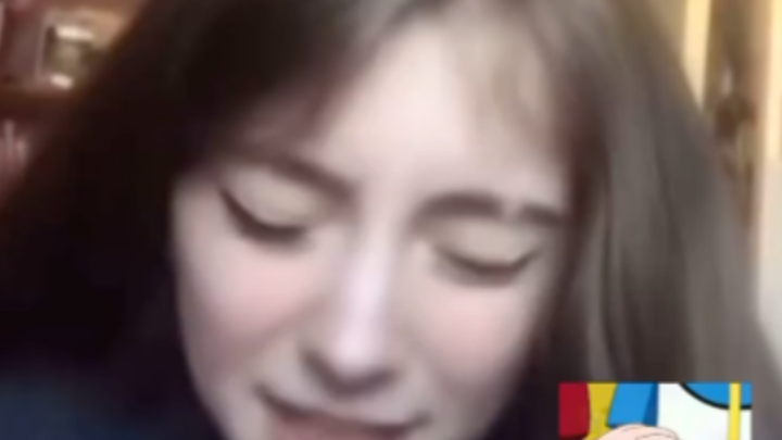 英国14岁妥瑞症少女爆红网络，被网友称为“人形皮卡丘”。皮卡丘