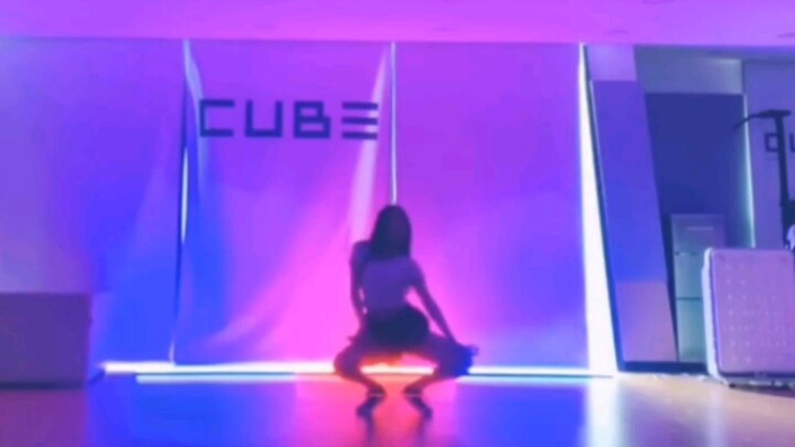 Seeing the lighting, I thought CLC's main dancer was here to dance again—only to click and find out 
