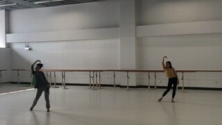 China National Opera and Dance Theater's first dance of "Gathering Wei" (Pick the Wei)