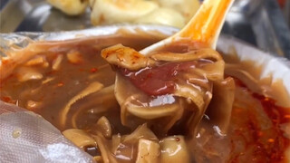 Dua orang di Desa Kota Xi'an makan beberapa hidangan seharga 20 yuan, sarapan dan makan siang bersam