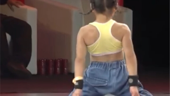 Girls nowadays are so good at dancing. A seven-year-old street dancer shocked the whole audience wit
