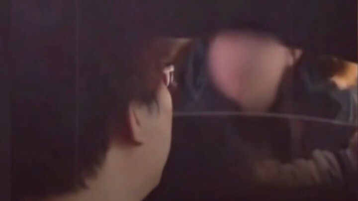 Beraninya kau memintaku datang saat suamimu ada di sini!