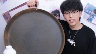 Pria itu menggunakan panci raksasa untuk membuat ulang Dorayaki besar di Doraemon, tetapi hasilnya t