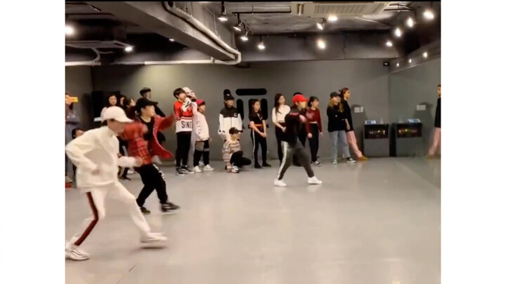 الفيديو الأول الذي شاركه سو شين هاو في عيد ميلاده الثامن عشر، اتضح أن تشيو تشي شين هو من قام بتصويره