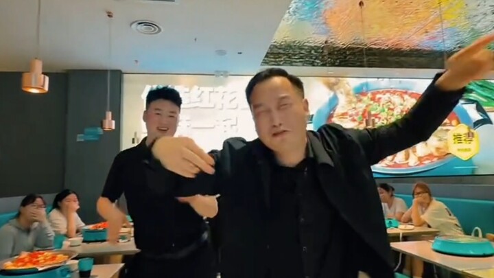 Yang Shu personally provides the accompaniment + Shadow Master as the backup dancer.