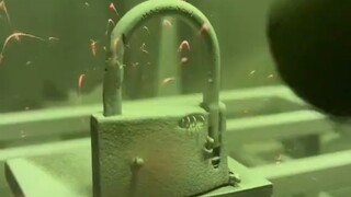 教你如何不用钥匙开锁