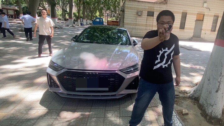 Salah satu kebahagiaan di area utara Zhengda adalah memiliki mobil mewah