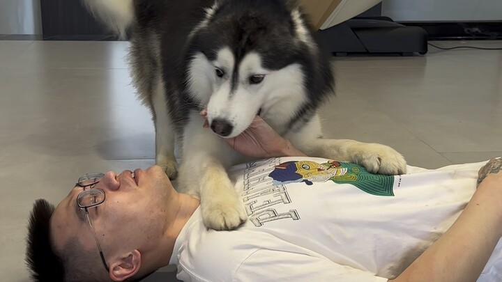 ปลุกคุณพ่อให้ตื่นด้วยความรัก นอนอยู่เฉยๆ แล้วปลุกคุณแม่แทน!