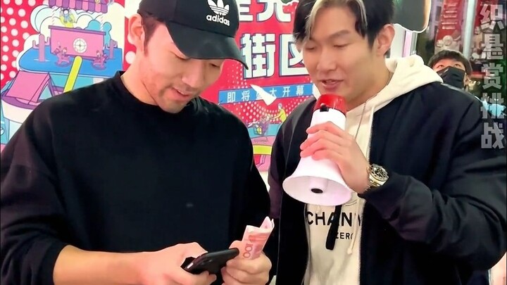 这100公斤哑铃不是轻轻松松吗