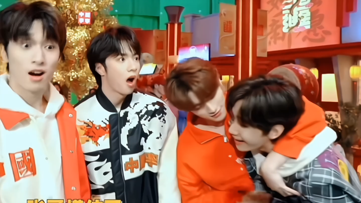 “Hai đứa nhỏ đó quấn người quá” hahahahaha