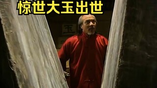 男人花十五万，买了块一万斤的惊世翡翠，没想到切开后傻眼了