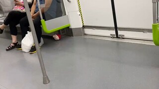 Aku melihat babi melompat-lompat di kereta bawah tanah sepulang kerja. Aku tidak tahu pria tampan ma