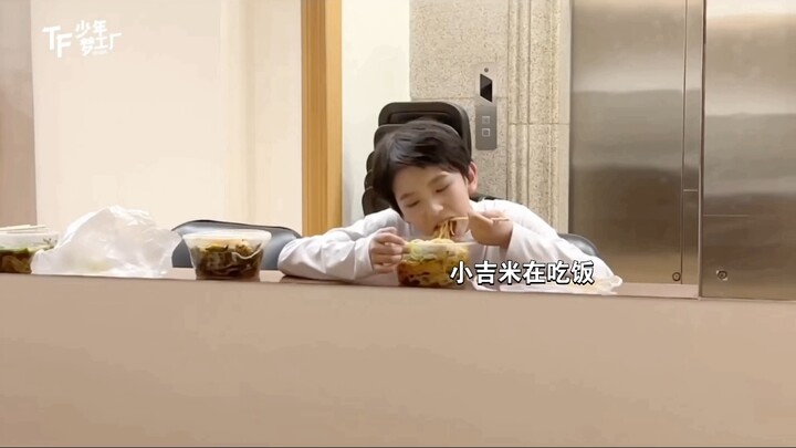 กำลังหาคอนเทนต์ก็เจอหมูน้อยสองตัวน่ารักสุดๆ!