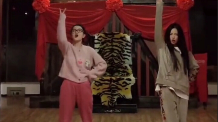 上才艺！哈哈哈，杨超越像极了逢年过节被长辈们抓去表演的小孩，看她跳地多开心！