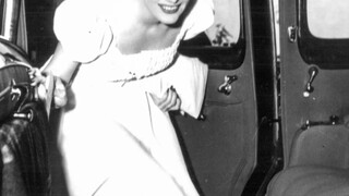 The original look of Snow White's stepmother in the first edition was so beautiful! Who on earth gav