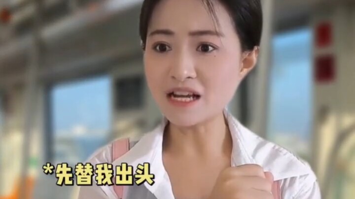 Khoảnh khắc tương trợ của các cô gái khi ra ngoài