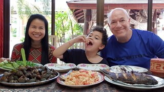 ส้มตำอบปลานิล ต้มหอยจัดไปตามใจสองหนุ่ม Papaya Salad Grilled Fish