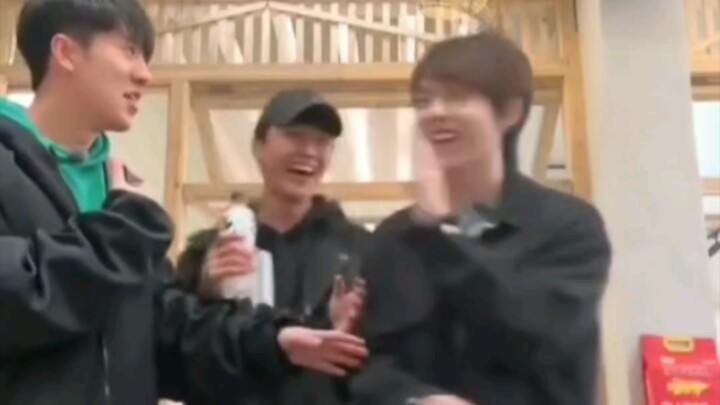 Mức độ hài hước khi hai Lý và Trác Nguyên học nhảy là 100%; Lý Hạo nhảy cực kỳ tự tin, mức độ hài hư