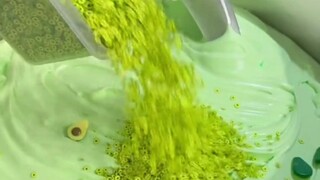 Cuộc sống thường ngày trong xưởng sản xuất đồ chơi slime, trông có vẻ rất vui nhộn và còn ngon miệng