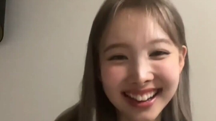 Jisoo lén ăn thạch của Momo rồi xì hơi