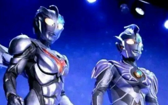 Ultraman paling tampan pada tahun-tahun itu datang untuk menyelamatkan