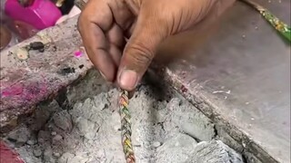 Membuat cincin dengan tangan di jalanan India