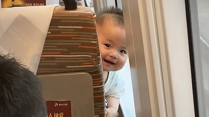 Gần đến ngày tựu trường, nam sinh đi tàu cao tốc trở lại trường, đột nhiên đứa trẻ ngồi ghế trước "g