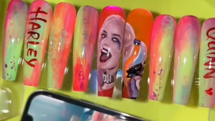 Saya menyebutnya Picasso-nya dunia nail art!