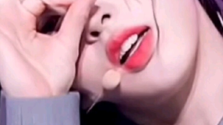 قبل انطلاقتها، كم شخصًا اعتقد أنّها ستحمل على عاتقها نصف عالم الفتيات في K-POP؟