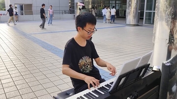 super burn! Play Uncle A's version of Red Lotus at the entrance of the university cafeteria!