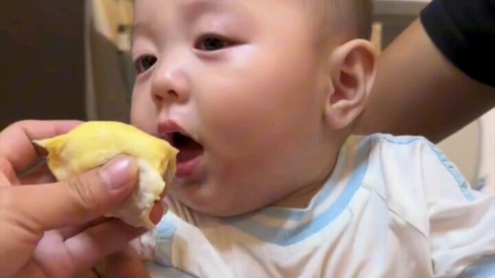 ลูกน้อยกินทุเรียนครั้งแรก ติดใจสุดๆ