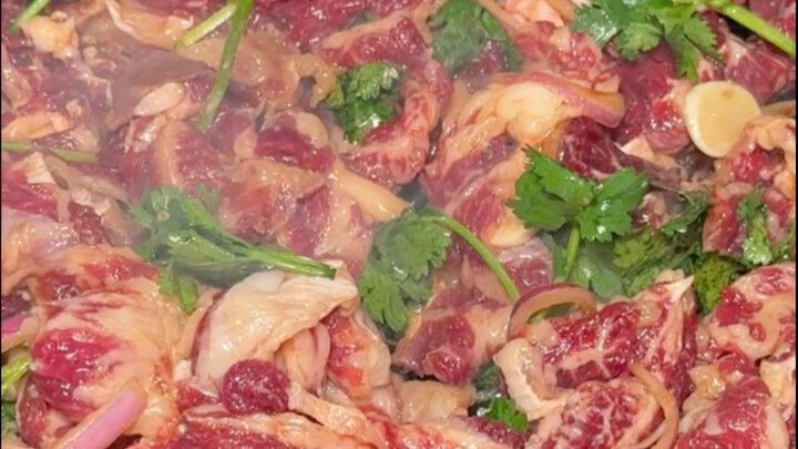 Thịt bò mỡ nướng than trên đường phố Phật Sơn, chỉ 200 tệ một phần, nướng thơm lừng, mỡ chảy xèo xèo