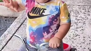 萌娃扬言可以打败妈妈