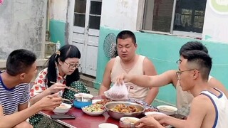 Some members of the Liu Mian Shop gang had a meal together; the mute guy went back to his hometown, 