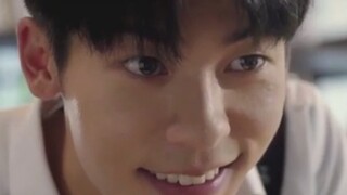 在剧版《想见你》中，你有注意过李子维背包带上这句“师哥是我”吗？原来是许光汉自己用涂改液写的！