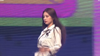Breaking News! Hwang Yeji is walking the runway!! My model husband!
