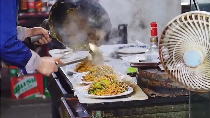 开了30多年的炒馍蛋，大爷喝半斤才能炒出状态，孜然牛肉炒馍炒面和夹馍，好多人从小吃到大